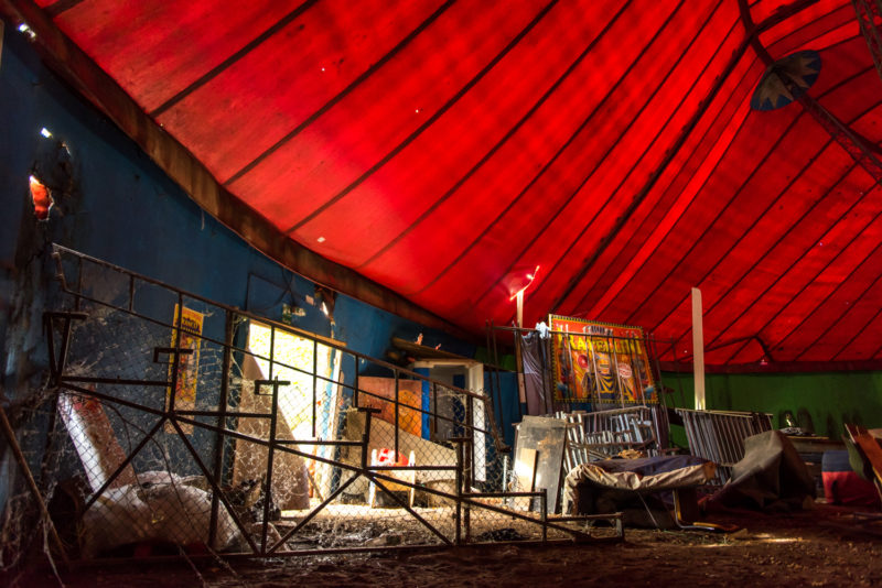 Chapiteau De Cirque Abandonné école Fratellini
